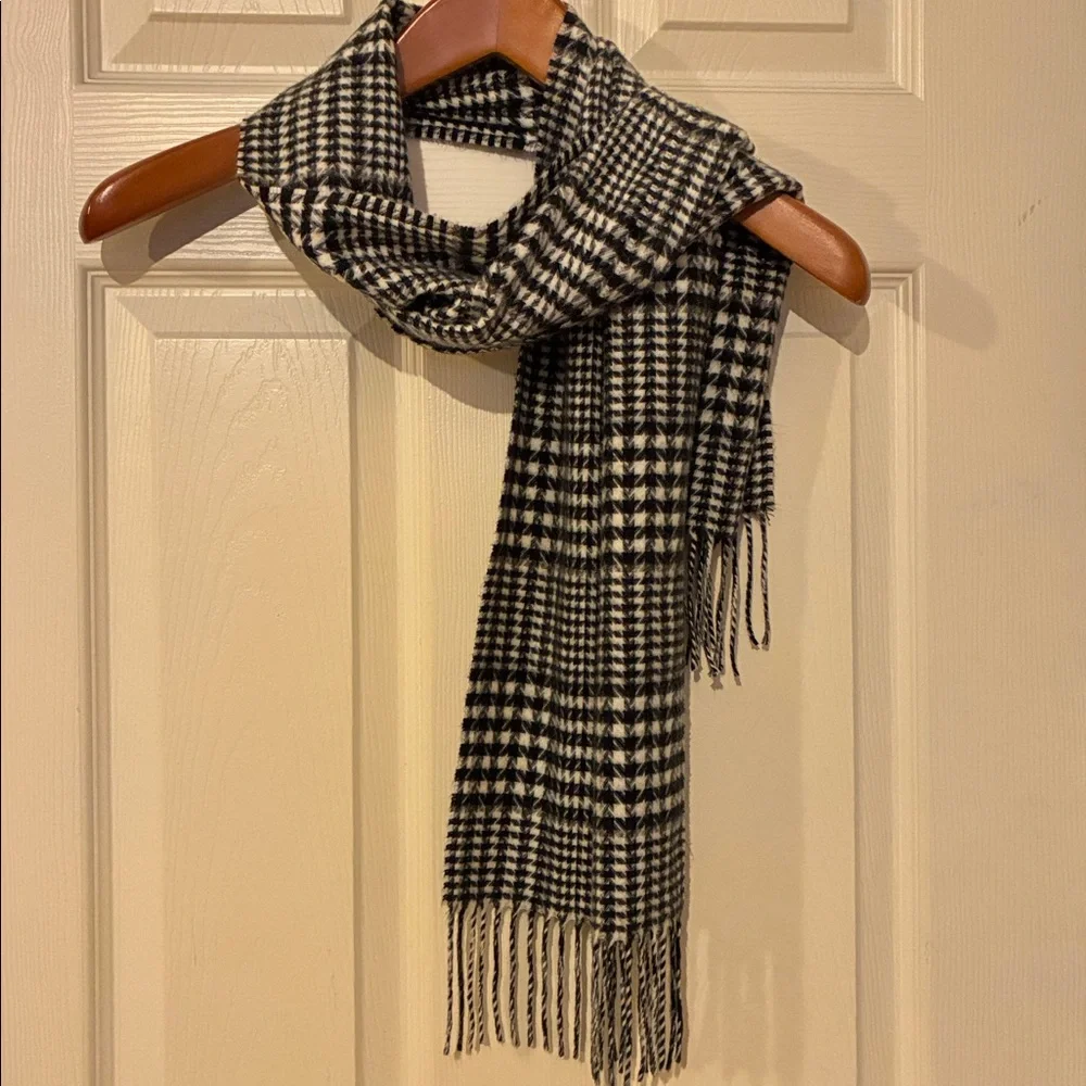 Cashmink by V. Fraas Black and White Houndstooth Acrylic Scarf with fringe